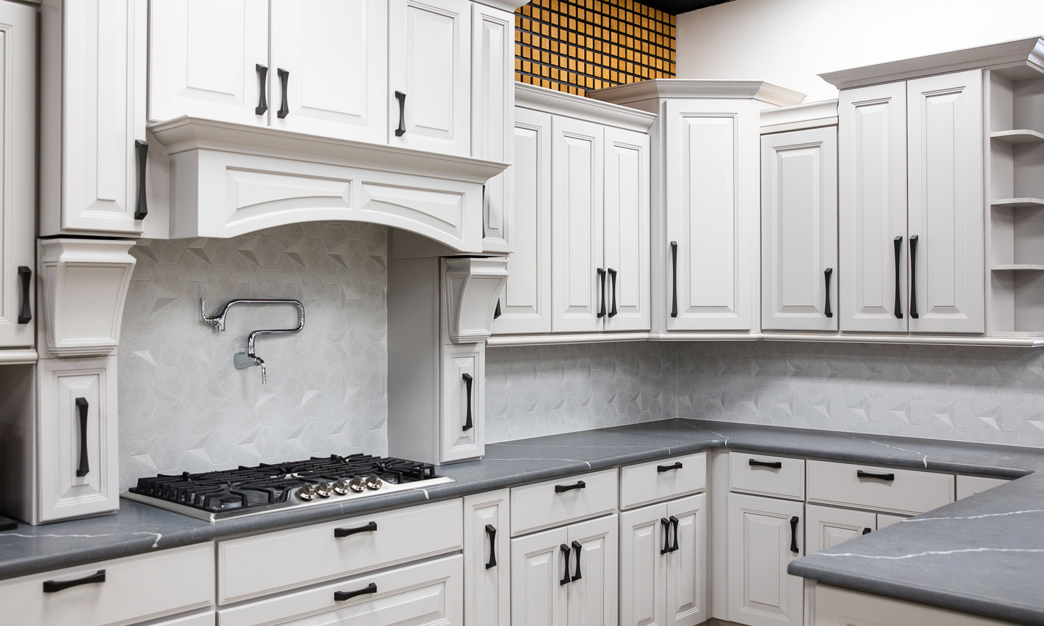 showroom-clasic-kitchen-cabinets-white-milwaukee1500x900
